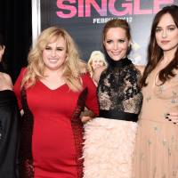 Dakota Johnson, de "50 Tons de Cinza", Rebel Wilson e mais em première do filme "Como Ser Solteira"