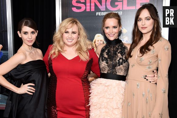 Dakota Johnson e Rebel Wilson apareceram acompanhadas de Alison Brie e Leslie Mann na première de "Como Ser Solteira"