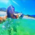 Vanessa Aud, do "Are You The One? Brasil", aproveitou o dia de praia para nadar com o cachorro de estimação!