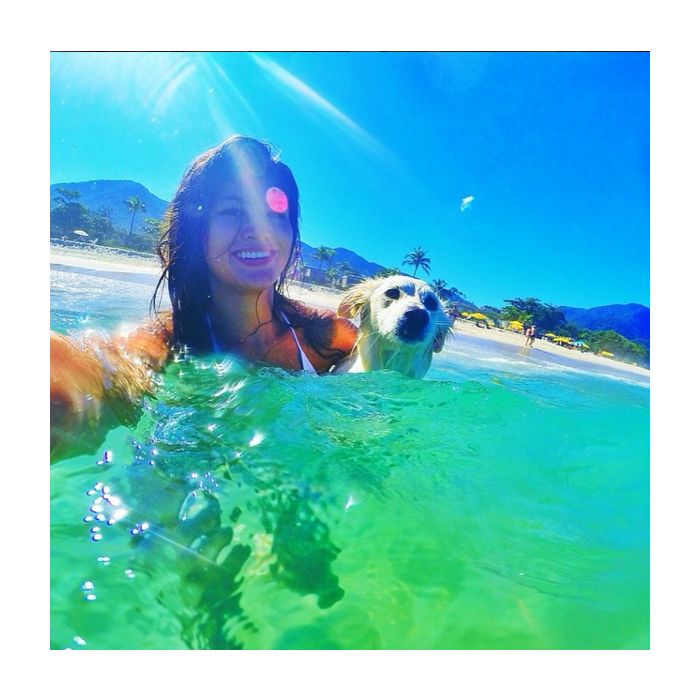 Vanessa Aud, do &quot;Are You The One? Brasil&quot;, aproveitou o dia de praia para nadar com o cachorro de estimação!