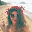 Vanessa Aud, participante do "Are You The One? Brasil", faz pose com coroa de flores na praia