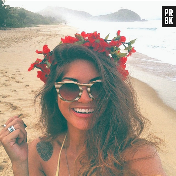 Vanessa Aud, participante do "Are You The One? Brasil", faz pose com coroa de flores na praia