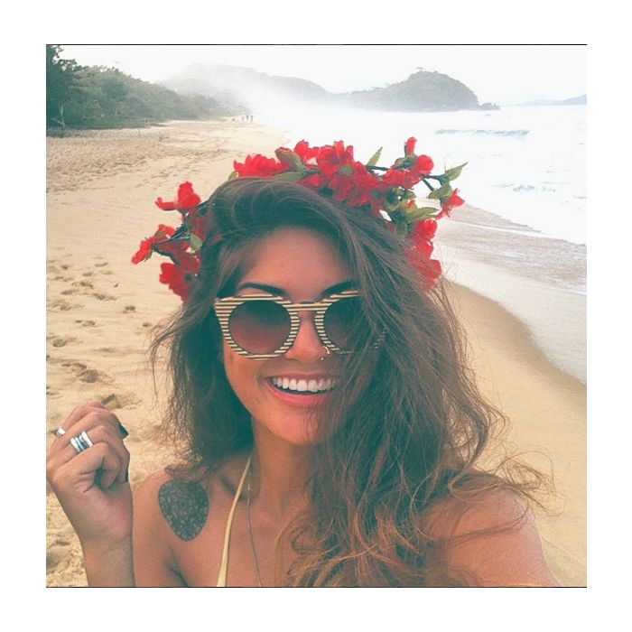Vanessa Aud, participante do &quot;Are You The One? Brasil&quot;, faz pose com coroa de flores na praia