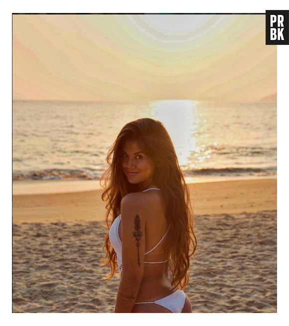 Vanessa Aug mostra o físico na praia e arranca elogio dos seguidores