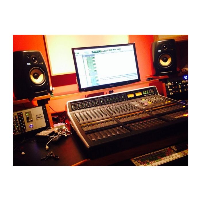 O cantor Sam Alves está no estúdio gravando seu primeiro álbum