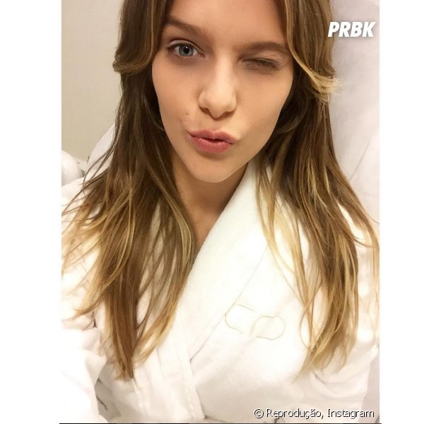 Isabella Santoni fala sobre beijo gay em peça e personagem em "Sagrada Família", da Globo