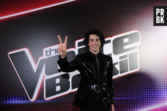 Sam Alves comemora a vitória em "The Voice Brasil"