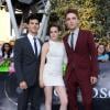 Com seus colegas Kristen Stewart e Robert Pattinson, Taylor Lautner no lançamento do filme "Eclipse" 