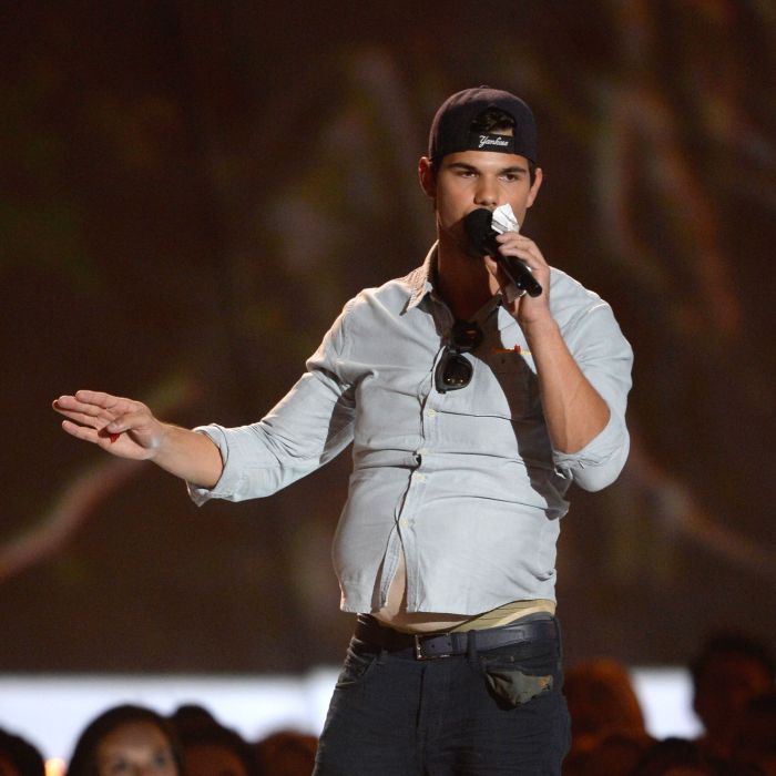 O ator Taylor Lautner querendo esconder sua barriga, acha que nos engana!