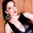 Com um vestido mega decotado, Bia Arantes posa sensual para o fotógrafo Neto Fernandez