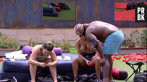 No "BBB16", Ronan tenta dar selinho em Munik e leva fora da sister