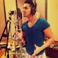 O cantor Luan Santana está no estúdio criando surpresas para os fãs