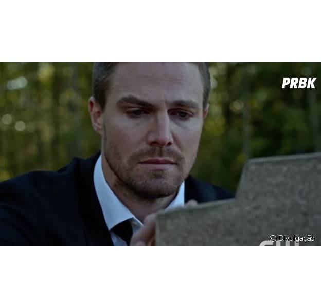Em "Arrow": Oliver (Stephen Amell) visita túmulo e morte misteriosa será revelada ainda na 4ª temporada!