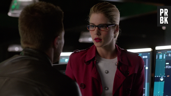 Em "Arrow": Felicity (Emily Bett Rickards) vai escolher entre ficar com Oliver (Stephen Amell) ou voltar para a equipe!