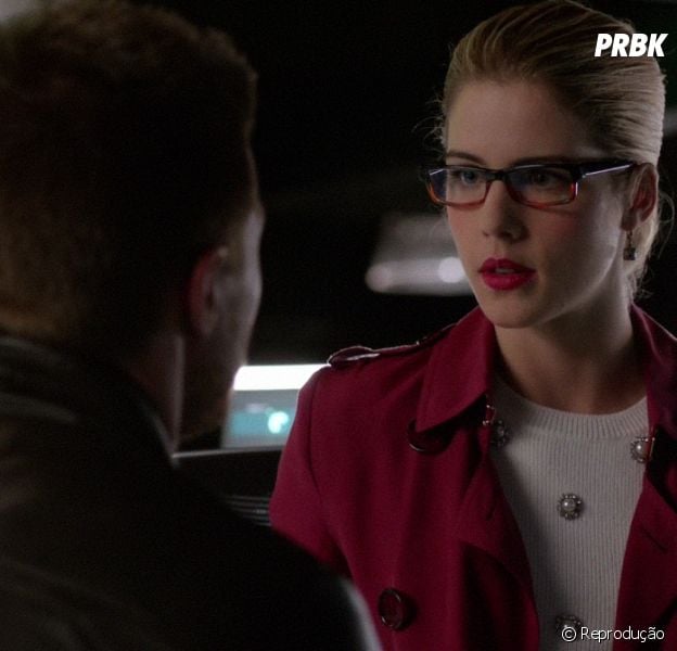 Em "Arrow": Felicity (Emily Bett Rickards) vai escolher entre ficar com Oliver (Stephen Amell) ou voltar para a equipe!