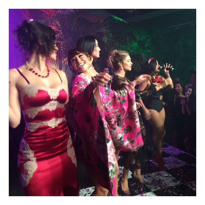 Anitta coloca Grazi Massafera, Sabrina Sato e mais famosas para dançar &quot;Bang&quot; em evento de moda