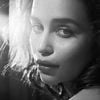 Emilia Clarke, de "Game of Thrones" e "Como Eu Era Antes de Você", ficou bêbada para posar tranquila em ensaio sensual