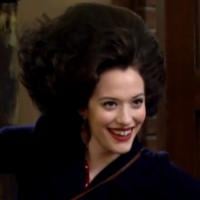 Na 3ª temporada de "2 Broke Girls": Max inova e aparece com visual bizarro!