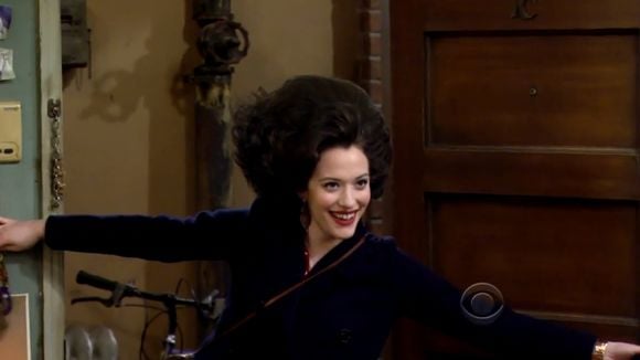 Na 3ª temporada de "2 Broke Girls": Max inova e aparece com visual bizarro!