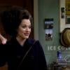 Max (Kat Dennings) ainda diz que seu cabelo é à prova de balas em "2 Broke Girls"!