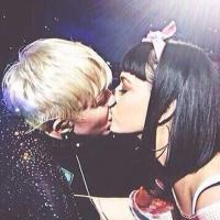 Miley Cyrus beija Katy Perry durante "Bangerz Tour": "Realmente gostei"