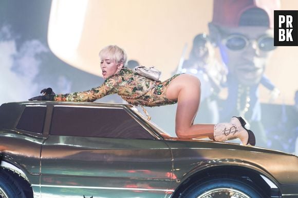 Poses provocantes, roupas sensuais e muita língua na turnê "Bangerz Tour" de Miley Cyrus