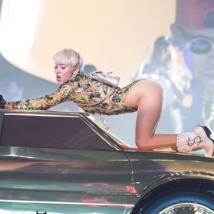 Poses provocantes, roupas sensuais e muita língua na turnê &quot; Bangerz Tour&quot; de Miley Cyrus 
