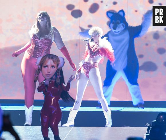 Miley Cyrus dança muito na sua "Bangerz Tour"