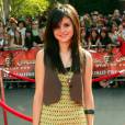 Em 2007, Selena Gomez achou uma boa ideia ir a um tapete vermelho de colete e tênis
