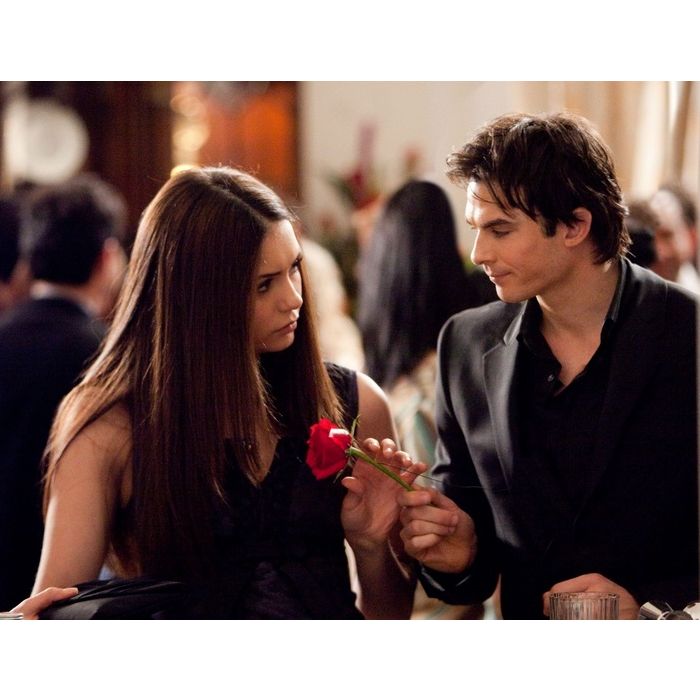 Em &quot;The Vampire Diaries&quot;, Katherine (Nina Dobrev) terminou com Damon (Ian Somerhalder) fingindo ser Elena (Nina Dobrev)