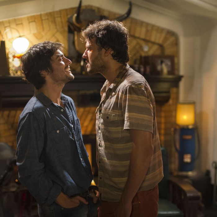 Laerte (Guilherme Leicam) e Virgílio (Nando Rodrigues) brigaram feio na trama de &quot;Em Família&quot;