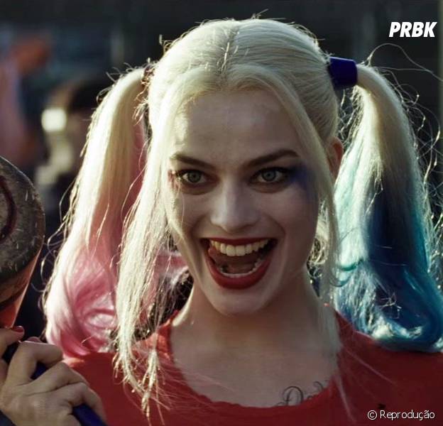 Margot Robbie reclama da roupa de Arlequina do filme Esquadrão Suicida