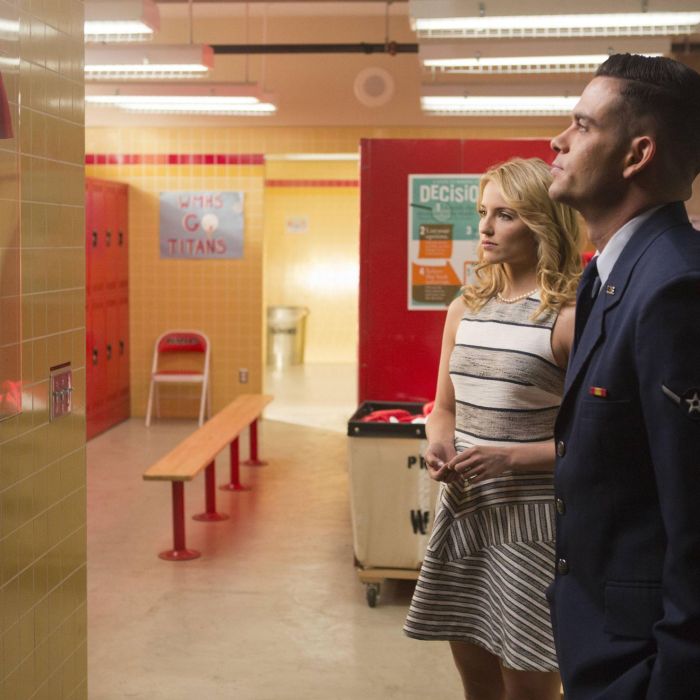 Em &quot;Glee&quot;, Quinn (Dianna Agron) e Puck (Mark Salling) observam a antiga blusa de Finn (Cory Monteith)