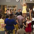 Todos comemoram juntos novamente no centésimo episódio de "Glee"!