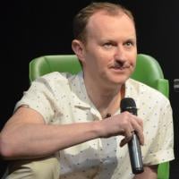 Roteirista de "Sherlock" e "Doctor Who", Mark Gatiss fala das séries no Brasil