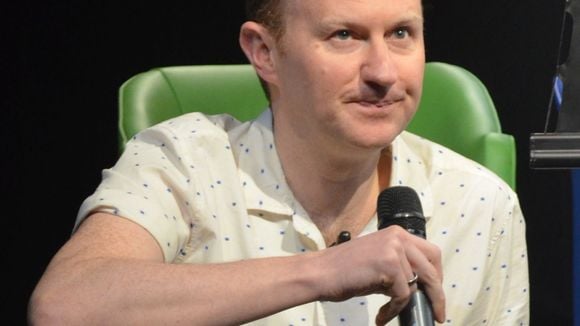 Roteirista de "Sherlock" e "Doctor Who", Mark Gatiss fala das séries no Brasil