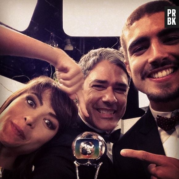 Com Caio Castro e Maria Casadevall, William Bonner mostra seu troféu no prêmio "Melhores do Ano"