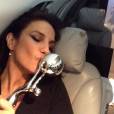 Ivete Sangalo beija o troféu que levou de Cantora do Ano no prêmio "Melhores do Ano"