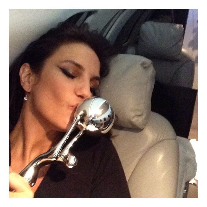 Ivete Sangalo beija o troféu que levou de Cantora do Ano no prêmio &quot;Melhores do Ano&quot;