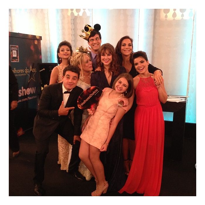 Ivete Sangalo e elenco da Rede Globo se divertem nos bastidores do prêmio &quot;Melhores do Ano&quot;