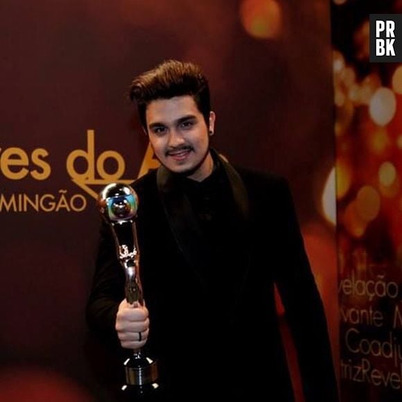 Luan Santana leva prêmio de Cantor do Ano no prêmio "Melhores do Ano"