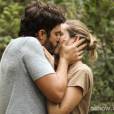 Em "Além do Horizonte", Lili (Juliana Paiva) e William (Thiago Rodrigues) se beijam depois de um resgate
