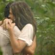 Em "Além do Horizonte", Lili (Juliana Paiva) e William (Thiago Rodrigues) ficam juntos na chuva