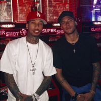 Neymar Jr. e Tyga, ex de Kylie Jenner, se encontram em balada e posam juntos!