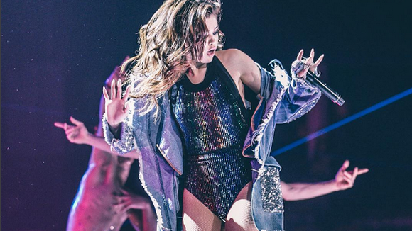 Selena Gomez cai no palco da "Revival Tour" e morre de rir do próprio tombo. Assista!
