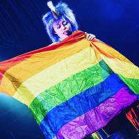 Dia Internacional do Orgulho LGBT: Miley Cyrus, Lady Gaga, Rihanna e 12 clipes para você celebrar!
