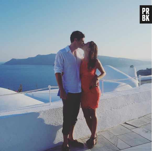 Kaya Scodelario e Benjamin Walker viajaram para comemorar a gravidez da atriz