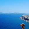Kaya Scodelario tem postado uma série de fotos de sua viagem a Santorini, na Grécia