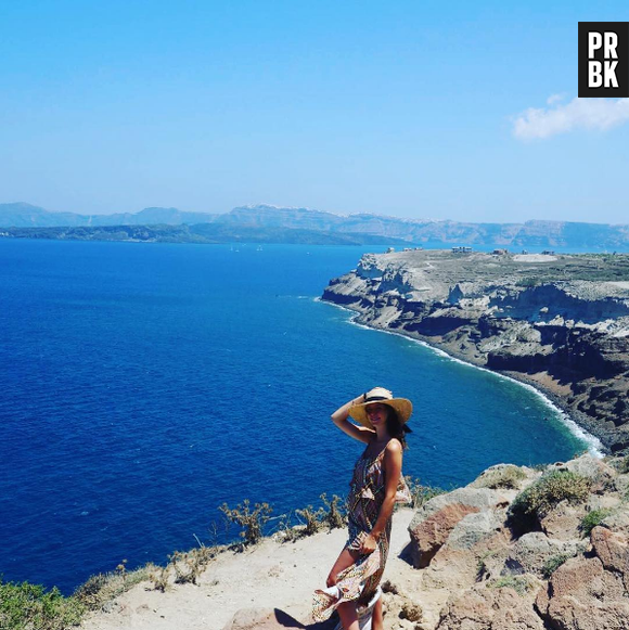 Kaya Scodelario tem postado uma série de fotos de sua viagem a Santorini, na Grécia