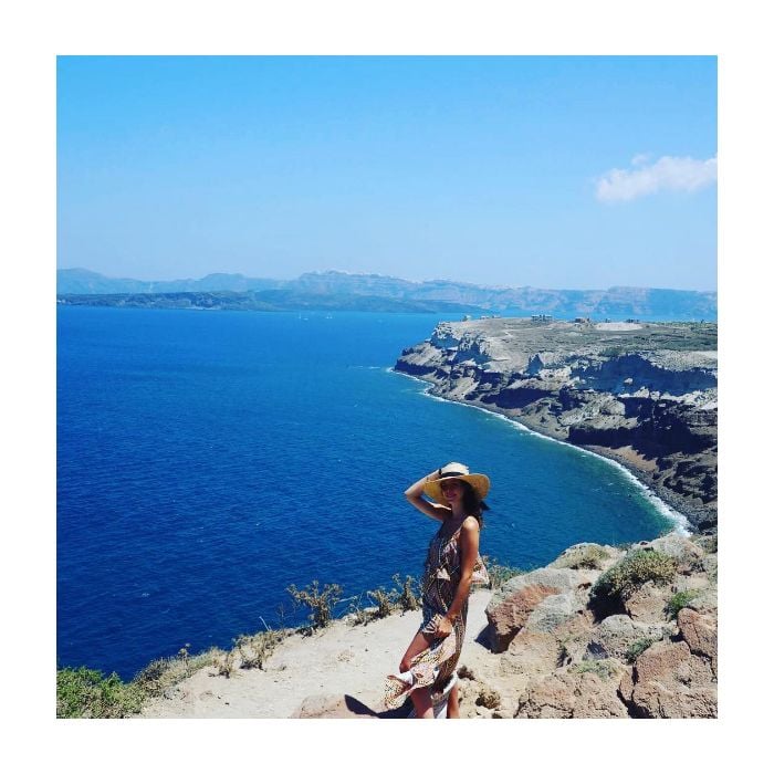 Kaya Scodelario tem postado uma série de fotos de sua viagem a Santorini, na Grécia